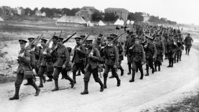Soldados de infantería en la marcha hacia el frente de batalla en el valle del río Somme.