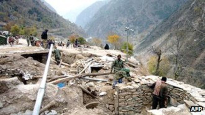 Пакистанские солдаты строят бункеры на линии контроля, разделяющей удерживаемый Пакистаном и Индией Кашмир