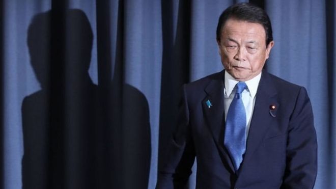 Bộ trưởng Tài chính và Phó Thủ tướng Taro Aso nói vụ việc này là "không thể chấp nhận được"