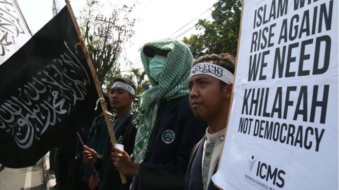 Anggota HTI berdemonstrasi menolak terpilihnya Presiden Joko Widodo dan menuntut kekhalifahan di Malang, Oktober 2014.