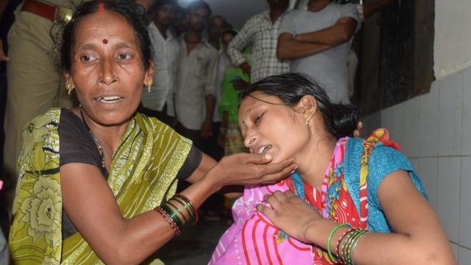 Родственники оплакивают смерть ребенка в больнице Баба Рагхав Дас в районе Горакхпур северного индийского штата Уттар-Прадеш