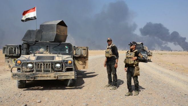 Иракские силы безопасности собираются на окраине Кайяры, Ирак, 15 августа 2016 года