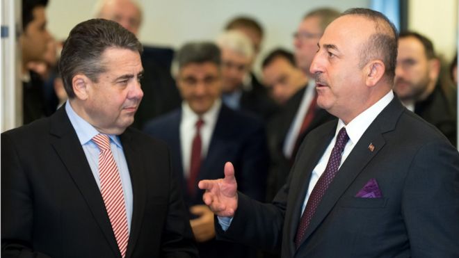 Министр иностранных дел Германии Зигмар Габриэль (слева) со своим турецким коллегой Мевлютом Чавушоглу в Госларе, Центральная Германия, 6 января 2018 года