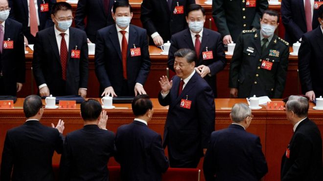 Xi Jinping entre los miembros del partido