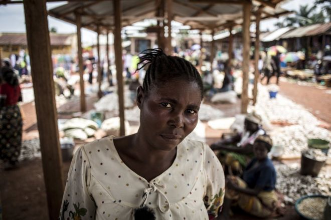 Портрет Мари, чье имя было изменено для защиты, трейдер рынка в Манджине, ДРК