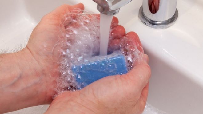 Foto de mãos sendo lavadas com sabonete na pia