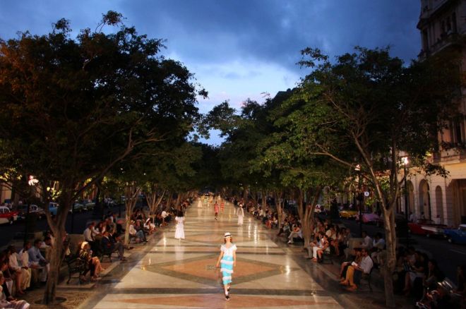 Модели представляют творения немецкого дизайнера Карла Лагерфельда в рамках его последней межсезонной коллекции круизов для дома моды Chanel на улице Пасео дель Прадо в Гаване, Куба, 3 мая 2016 года.