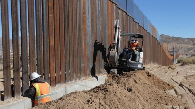 Рабочие изображены вдоль границы между Мексикой и США в Сьюдад-Хуарес, Мексика, 25 января 2017 года