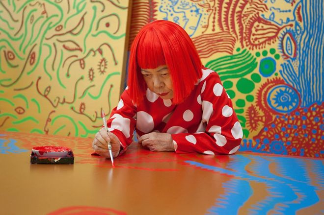 Вы можете научиться рисовать, как художник Яёи Кусама под небольшим руководством Кори Д'Агустина