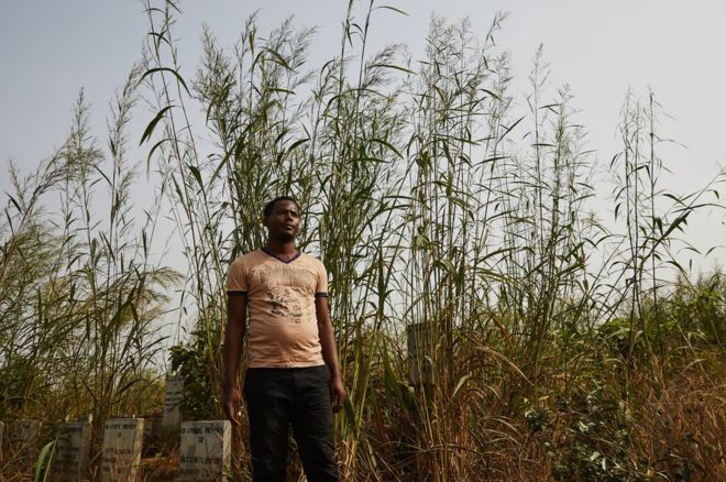 Мохаммед Кану, бывший фронтовой работник во время кризиса, вызванного вирусом Эбола, на кладбище Эбола в Ватерлоо. Сьерра-Леоне.