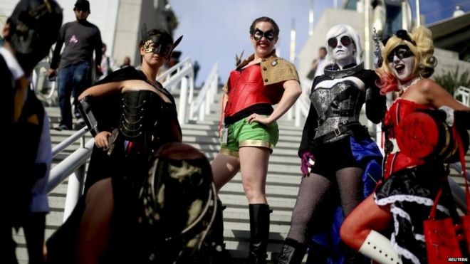 Участники косплея показывают свои костюмы на Comic-Con International 2015 в Сан-Диего, Калифорния, 9 июля 2015 года.