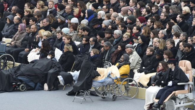 Раненые в результате нападений находятся среди тех, кто посетил панихиду в Париже 27 ноября 2015 года