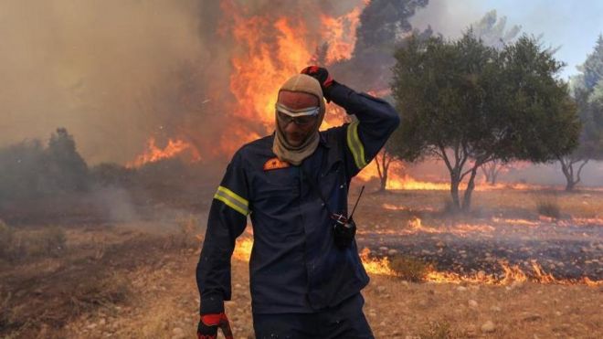 Un bombero frente a un incendio en Rodas