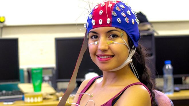 Une jeune fille avec des électrodes attachées à sa tête.