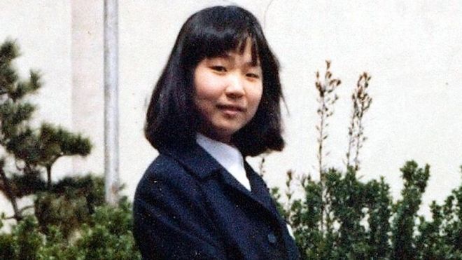 Мэгуми Йокота, 13 лет, в школьной форме за пределами своей школы, в апреле 1977 года. В том же году ее похитили.
