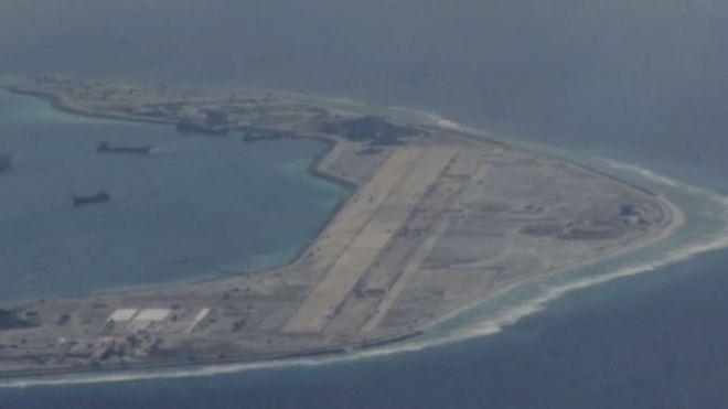 BBC記者、南沙諸島の中国人工島に飛行機で接近