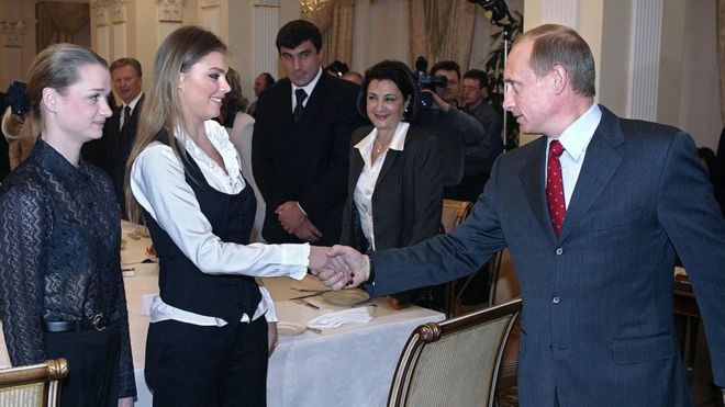 Alina Kabaeva bắt tay Tổng thống Nga Putin tại dinh thự tổng thống ở Novo-Ogaryovo, ngoại ô Moscow, tháng 3 năm 2004