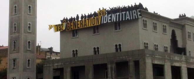 Активисты Identitaire поколения разворачивают знамя на крыше мечети в Пуатье в октябре 2012 года