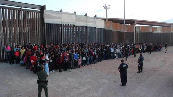 Группа мигрантов задержана в Техасе после пересечения границы из Мексики 29 мая 2019 года