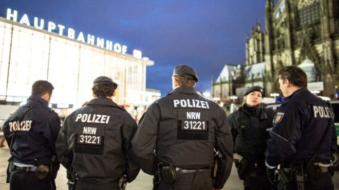 Полицейские стоят возле центрального вокзала в Кельне, Германия, 6 января 2016 года.