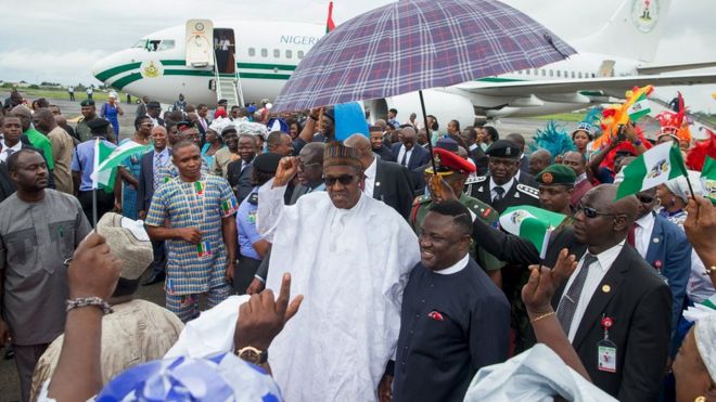 Президент Мухаммаду Бухари прибывает в международный аэропорт имени Маргарет Экпо в Калабаре.