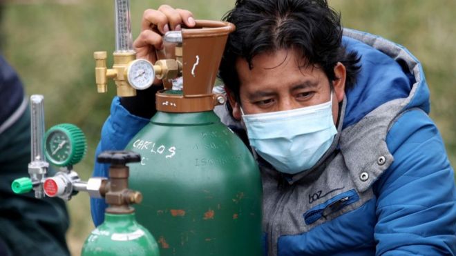 La pandemia del covid-19 ha llevado a varias personas en el Perú a tener que hacer largas filas para poder proveerse de oxígeno.