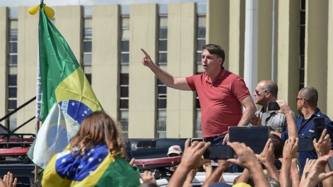 Bolsonaro discursa em ato em frente ao Quartel General do Exército, em Brasília.