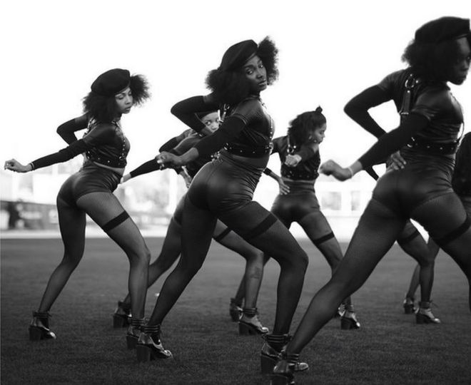 Изображение танцоров поддержки на Superbowl 50, опубликованное Beyonce - 8 февраля 2016 г.