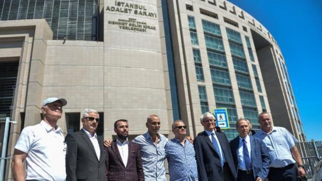 Ergenekon davasında kararın duyurulmasının ardından adliye önünde yapılan basın açıklaması