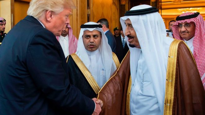Президент США Дональд Трамп и король Саудовской Аравии Салман пожимают друг другу руки в Эр-Рияде (20 мая 2017 года)