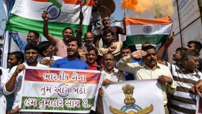 Индийцы праздновали новости о забастовках