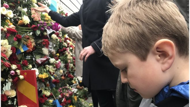 Garoto em frente a memorial a vítimas de ataque em Estocolmo