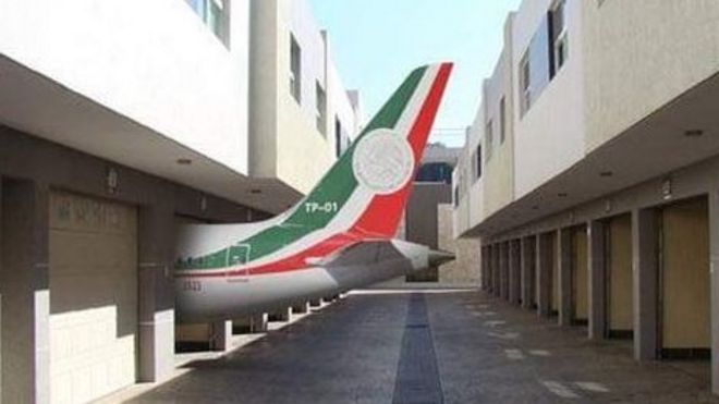 Meme del avión presidencial de México en un estacionamiento