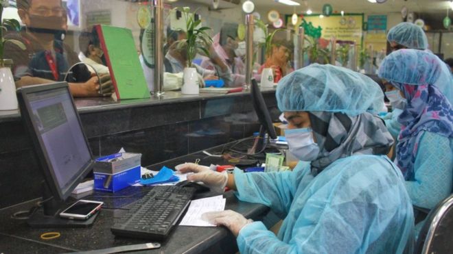 বাংলাদেশে বিভিন্ন ব্যাংকের কর্মীরা ব্যক্তিগত নিরাপত্তা নিশ্চিত করে কাজ করছেন, ২৫-০৩-২০২০।