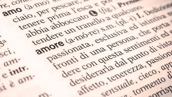 Un diccionario italiano con la palabra "amore"