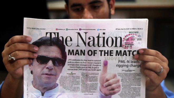 Пакистанская газета с изображением Имрана Хана, главы пакистанской политической партии Tehrik-e-Insaf (PTI), на следующий день после всеобщих выборов в Карачи, Пакистан, 26 июля 2018 года