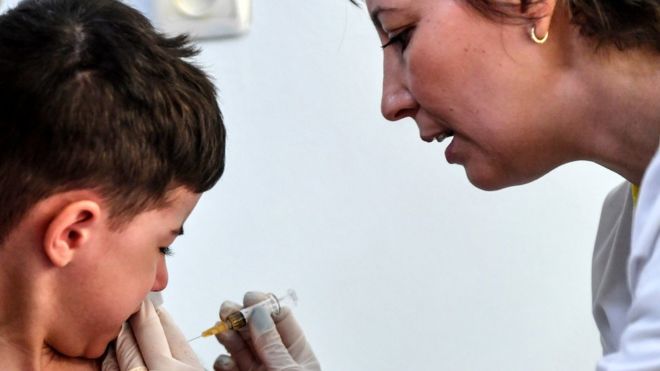 Ребенок получает прививку от кори, 16 апреля 2018 года