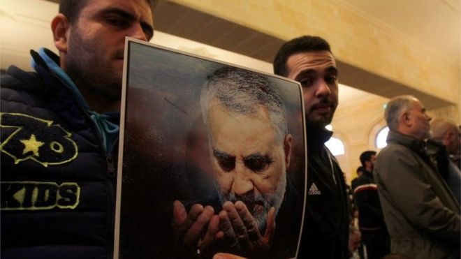 Hezbollah supporters in Lebanon hold picture of Qasem Soleimani (03/01/20)
