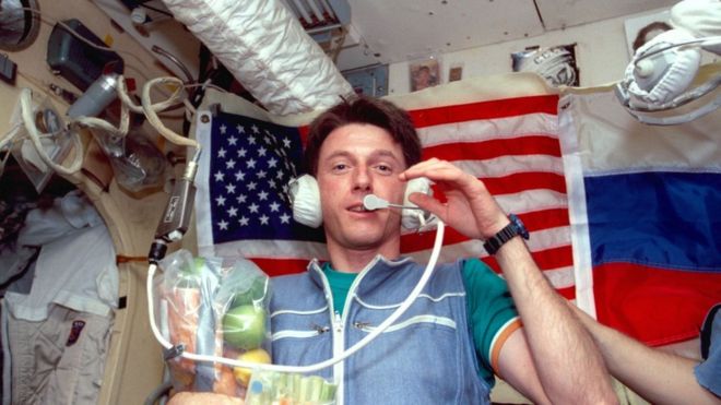 Astronauta Michael Foale a bordo de la estación Mir.