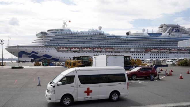 Инфицированные пассажиры вывозятся с корабля для лечения в больницах