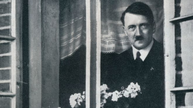 Hitler mirando por una ventana