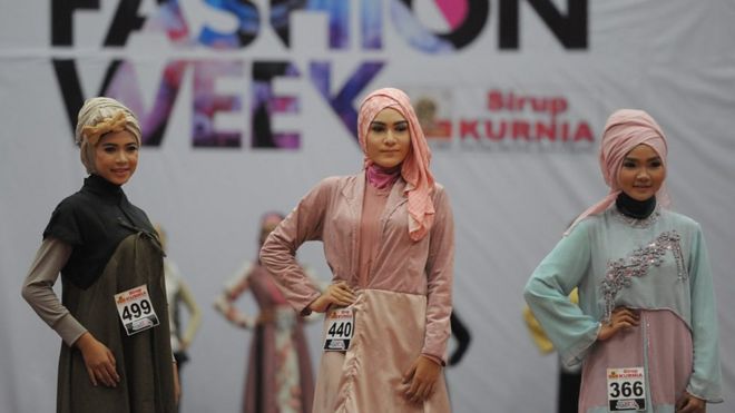 Ngày càng có nhiều phụ nữ Indonesia mang khăn trùm Hồi giáo so với trước đây, BBC đến tìm hiểu về hiện tượng này.