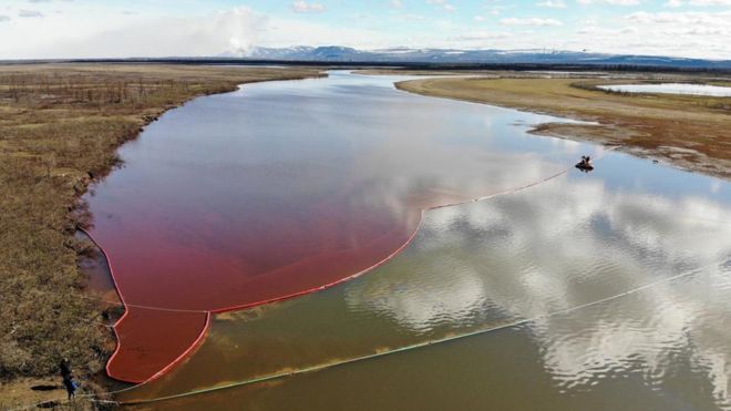 La imagen muestra un gran derrame de diesel en el río Ambarnaya fuera de Norilsk en Rusia