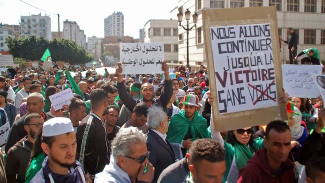 Демонстранты в Алжире, апрель 2019 года