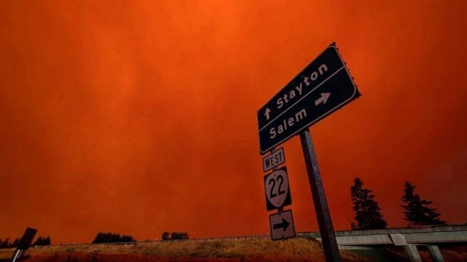 Красное небо и густой дым в Салем-Сити, штат Орегон, США, 8 сентября 2020 года