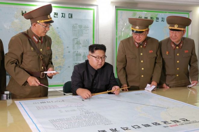 Северокорейский лидер Ким Чен Ын посещает Командование стратегических сил Корейской народной армии (КНА) в неизвестном месте в Северной Корее на этой недатированной фотографии, опубликованной Корейским центральным агентством новостей (KCNA) 15 августа 2017 года || | Гуам является домом авиабазы ??Андерсен ВВС США