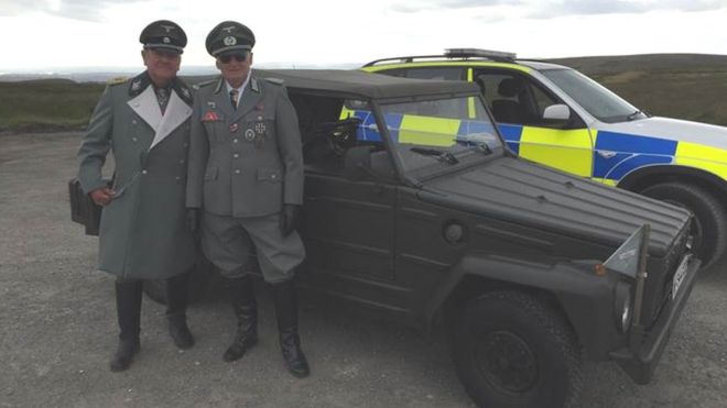 GMP получил жалобы на эту фотографию двух мужчин в форме СС, стоящих рядом с Kubelwagen
