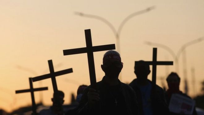 Protesto em São Paulo pelas 100 mil mortes do coroanvírus no Brasil