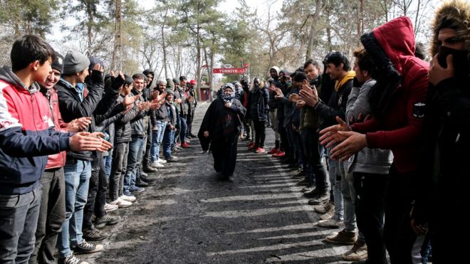 Женщины, ищущие убежища, ожидающие на границе Турции Пазаркуле, чтобы добраться до Европы, проводят демонстрацию в буферной зоне с требованием разрешения на пересечение границы во время Международного женского дня, 8 марта 2020 года