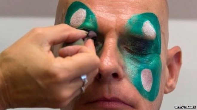 Мужчина наносит свой макияж в лондонской школе самбы